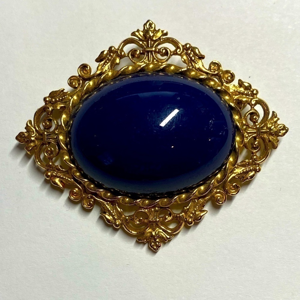 VINTAGE METAL BROOCH (item 126)